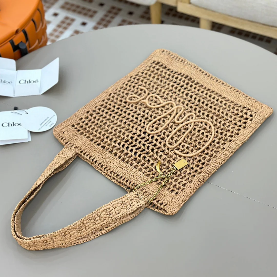 CHLOÉ SUMMER BANANA BAG IN RAFFIA
