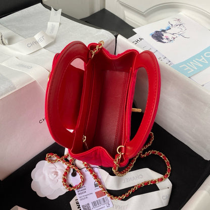 CHANEL MATELASSÉ HANDBAG IN RED CANVAS